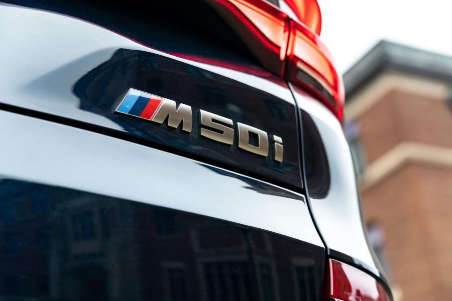 Логотип BMW X5 M50i (G05) 2019 года  (NA) (фото 26 из 40)